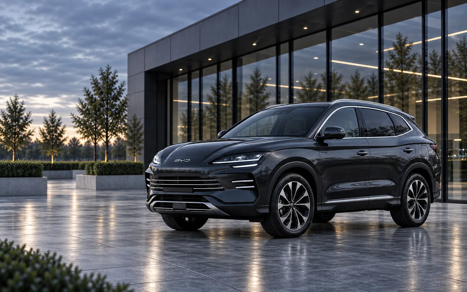 Dunkler BYD Seal U SUV vor einem modernen Autohaus